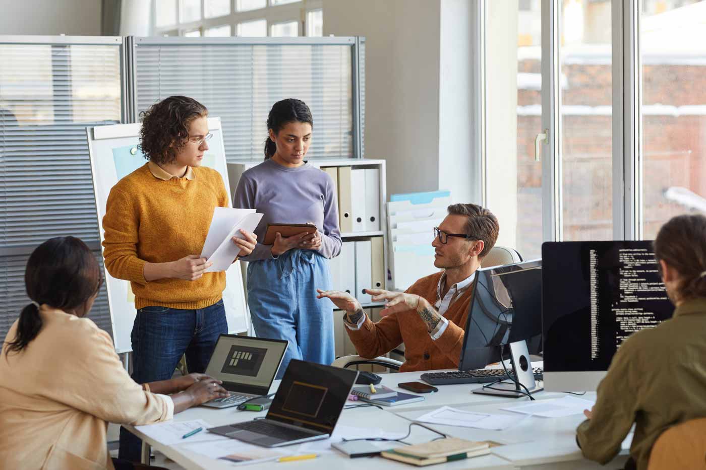 Team von Lehrerinnen und Lehrern arbeitet gemeinsam in einem modernen Büro an einem Projekt – Jobs in Dresden