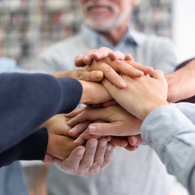 Teamgeist Zusammenarbeit Jobs Dresden Team legt die Hände zusammen und zeigt Teamgeist – Zusammenarbeit und Jobs in Dresden