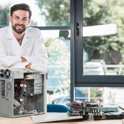 IT-Techniker Job Dresden HOGA IT-Techniker arbeitet am Computer in der HOGA Schule Dresden